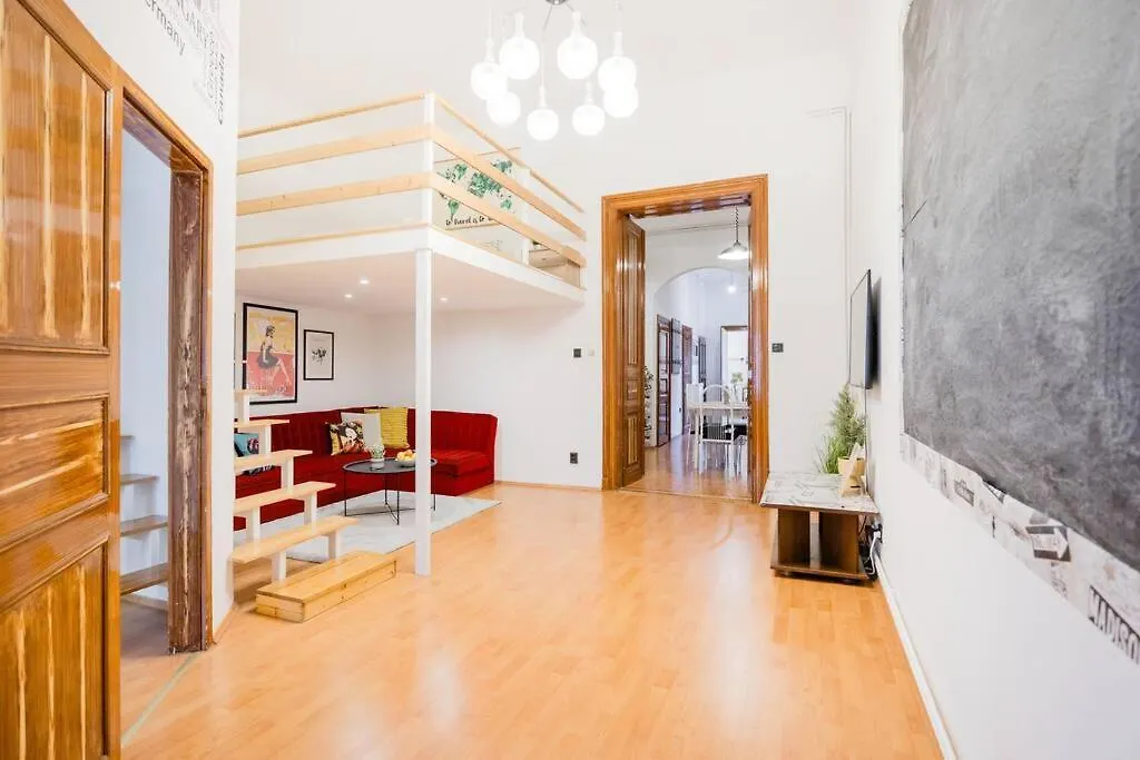 Secluded Spacious Oasis-Best Location In Downtown Budapest Magyarország