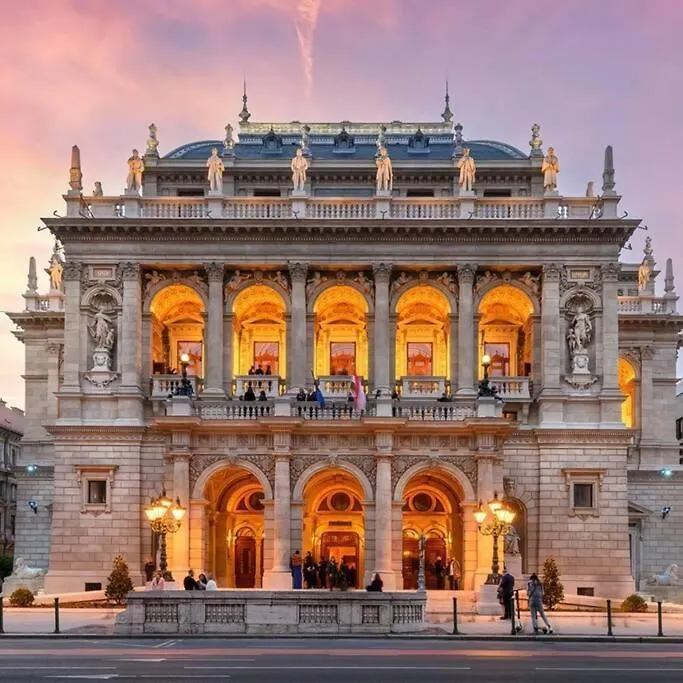 Secluded Spacious Oasis-Best Location In Downtown Budapest 0*,  Magyarország