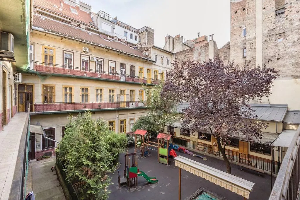 Secluded Spacious Oasis-Best Location In Downtown Budapest Apartman