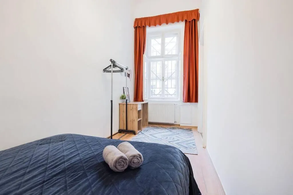 Secluded Spacious Oasis-Best Location In Downtown Budapest Magyarország
