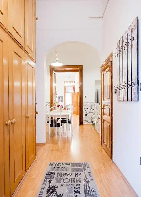 Secluded Spacious Oasis-Best Location In Downtown Budapest 0*,  Magyarország