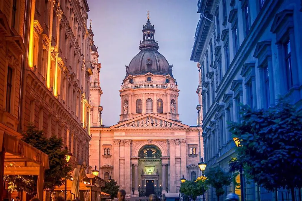 Secluded Spacious Oasis-Best Location In Downtown Budapest