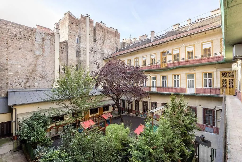 Secluded Spacious Oasis-Best Location In Downtown Budapest Apartman